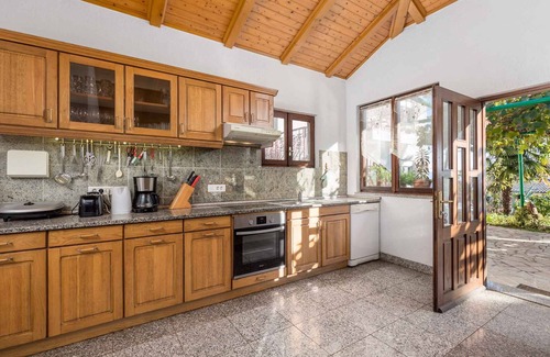 Opric Apartment | Holiday apartment with barbecue and garden
