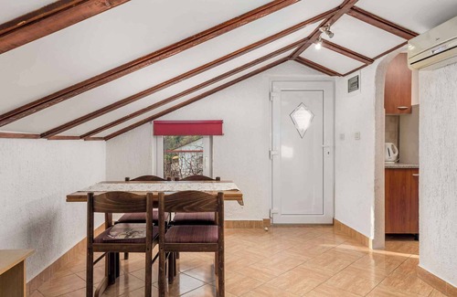 Opric Apartment | Holiday apartment with barbecue and garden