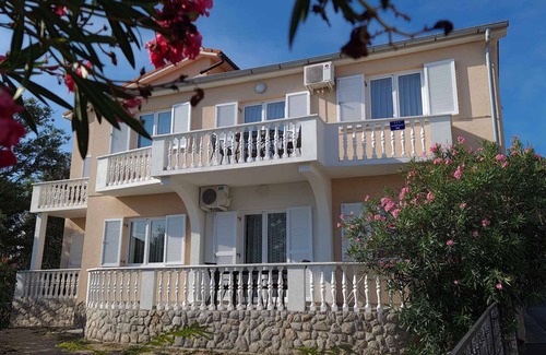 Silo Apartment | Holiday apartment with balcony and air conditioning