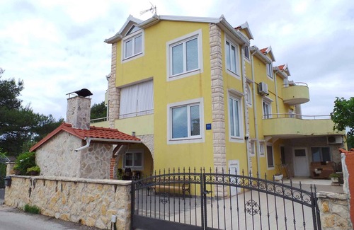 Sibenik Apartment | Holiday apartment with balcony and air conditioning