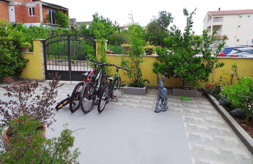 Sibenik Apartment | Holiday apartment with balcony and air conditioning