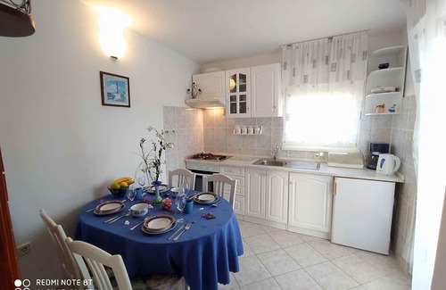 Vinisce Apartment | Holiday apartment with sea view 60 m from the beach