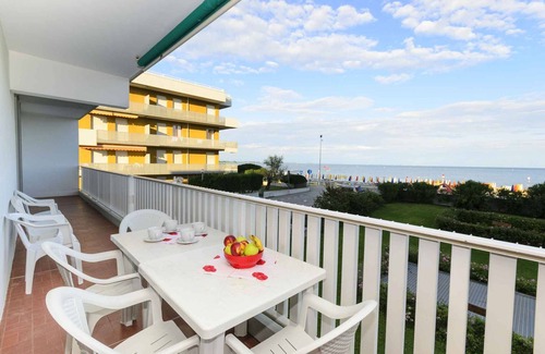 Lignano Sabbiadoro Apartment | Holiday apartment with air conditioning and pool right by the sea