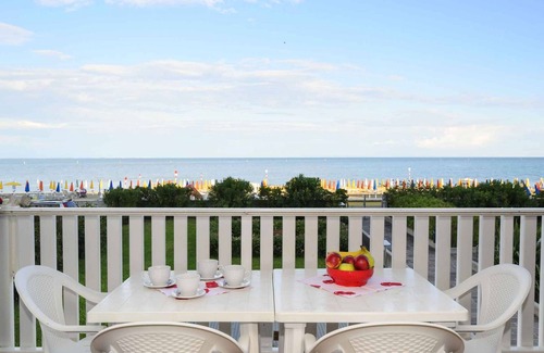 Lignano Sabbiadoro Apartment | Holiday apartment with air conditioning and pool right by the sea