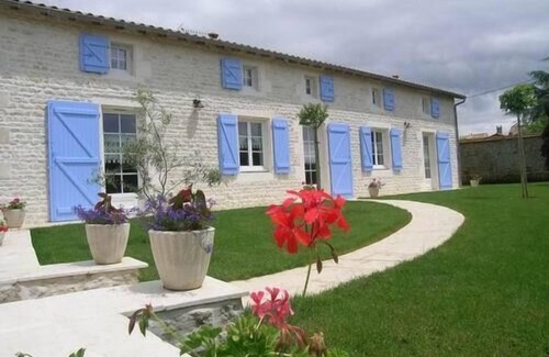Romans Villa | Holiday cottage(Shelter) with swimming pool near the Swamp from Poitou classified " Big site of France ".