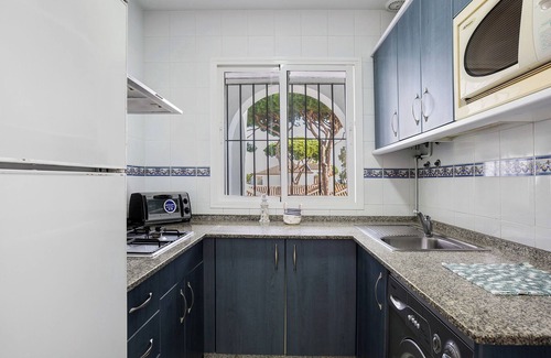 Poblado Sancti Petri Apartment | Holiday Apartment "El Velero" with Shared Pool, Private Terrace & Wi-Fi