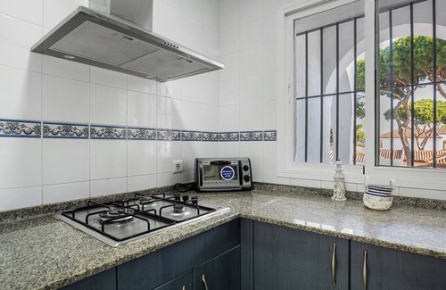 Poblado Sancti Petri Apartment | Holiday Apartment "El Velero" with Shared Pool, Private Terrace & Wi-Fi