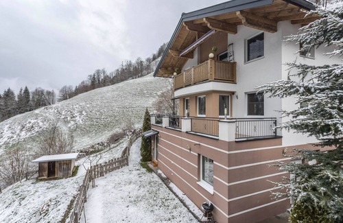 Sankt Johann im Pongau Apartment | Holiday flat 'Apartment mit Blick Auf Die Berge' with mountain view, garden and WiFi.