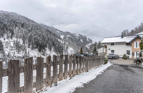Sankt Johann im Pongau Apartment | Holiday flat 'Apartment mit Blick Auf Die Berge' with mountain view, garden and WiFi.