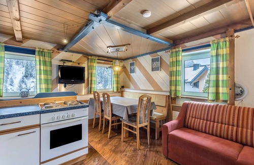 Sankt Johann im Pongau Apartment | Holiday flat 'Chalet Berger' with mountain view, communal garden and WiFi.
