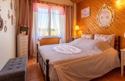 Saint-Sulpice-de-Royan House | Holiday Home 'Maison charentaine proche Royan' with Terrace & Wi-Fi