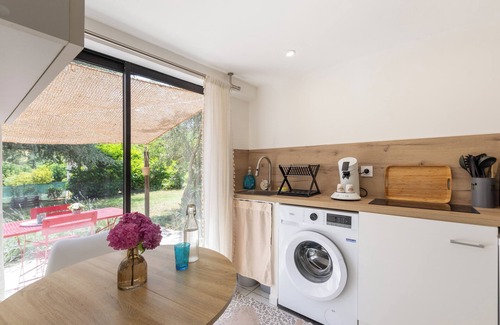 Vesseaux House | Holiday Gîte 'T1 Ardeche Vesseaux' with Mountain View, Shared Garden & Wi-Fi