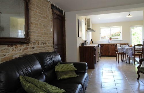 Saint-Coutant Cottage | Holiday Gite with Great Outdoor Space and Pool