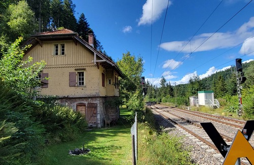 Am Bach House | Holiday Home 'Bahnwärterhaus' with Private Garden