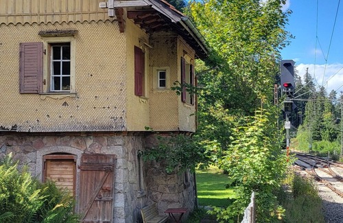 Am Bach House | Holiday Home 'Bahnwärterhaus' with Private Garden