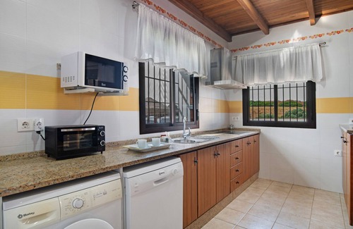 Conil de la Frontera House | Holiday Home 'Alpes 2 Solo Familias' with Private Pool, Shared Terrace and Wi-Fi