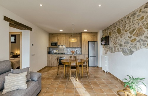 La Vall d'en Bas House | Holiday Home 'La Cabanya De La Rovira' with Mountain View, Terrace and Wi-Fi