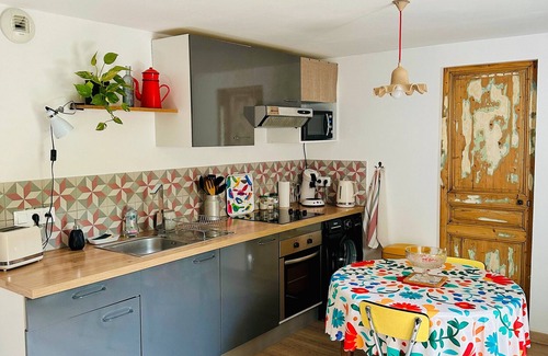 L'Isle-sur-la-Sorgue House | Holiday Home 'Jardin' with Shared Pool, Private Terrace and Wi-Fi