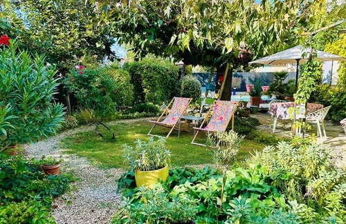 L'Isle-sur-la-Sorgue House | Holiday Home 'Jardin' with Shared Pool, Private Terrace and Wi-Fi