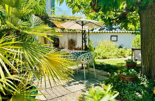 L'Isle-sur-la-Sorgue House | Holiday Home 'Jardin' with Shared Pool, Private Terrace and Wi-Fi