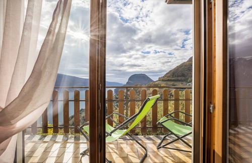 Pieve House | Holiday Home 'Casa Damiano' with Lake View, Private Garden and Wi-Fi