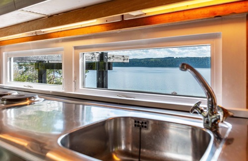 Sipplingen House | Holiday Home "Adlerhorst Über Dem Bodensee" with Panoramic Glazing, Terrace and Lake View
