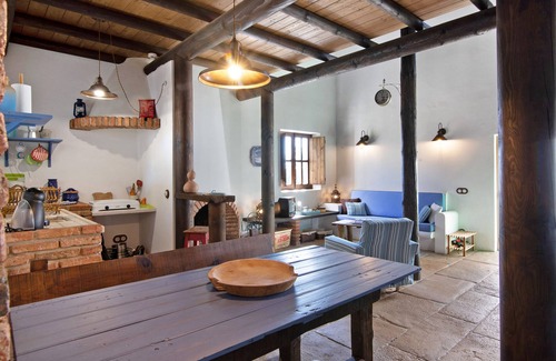 Charneca House | Holiday Home 'Algarve Charming 1B Mezzanine Villa' with Shared Pool & Wi-Fi