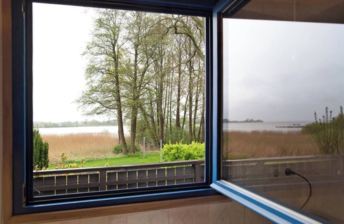 Muritz House | Holiday Home 'Am Seeufer' with Lake View, Private Terrace and Private Garden