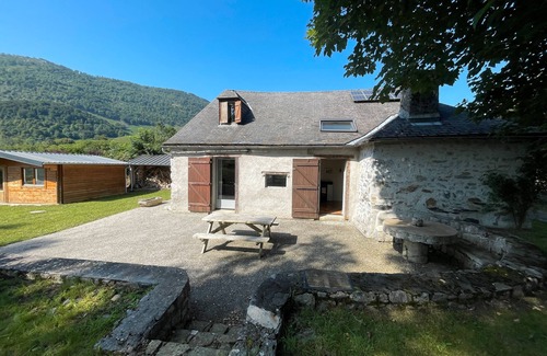 Castet House | Holiday Home 'Ancienne Bergerie' with Mountain View, Shared Terrace and Private Garden