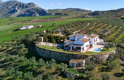 Antequera House | Holiday Home 'Antequera' with Mountain View, Wi-Fi and Air Conditioning