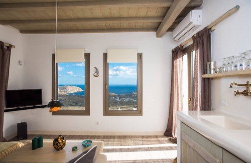 Plintri House | Holiday Home 'Aris Sky Suite Private Mini Poolspa' with Sea View, Wi-Fi and Air Conditioning