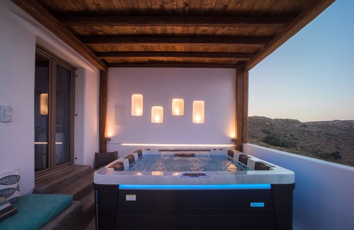 Plintri House | Holiday Home 'Aris Sky Suite Private Mini Poolspa' with Sea View, Wi-Fi and Air Conditioning