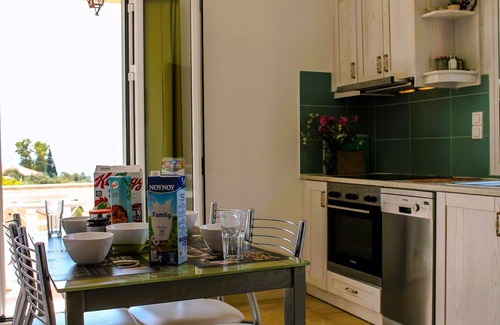 Gimari House | Holiday Home 'Bakers House' with Sea View, Balcony and Wi-Fi