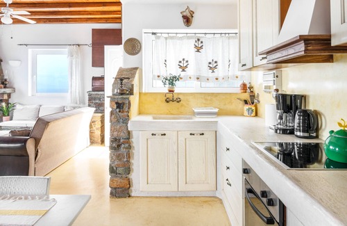 Kea House | Holiday Home 'Blue and White' with Sea View