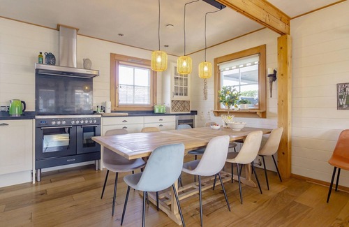 Kropswolde House | Holiday Home by Zuidlaardermeer Jetty