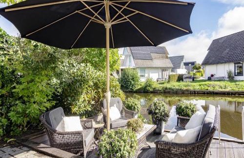 Kropswolde House | Holiday Home by Zuidlaardermeer Jetty, cleaning included
