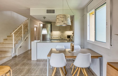 L'Escala House | Holiday Home 'Casa Con Piscina' with Mountain View, Wi-Fi and Air Conditioning