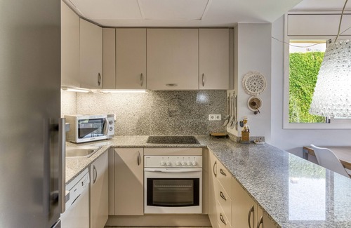 L'Escala House | Holiday Home 'Casa Con Piscina' with Mountain View, Wi-Fi and Air Conditioning