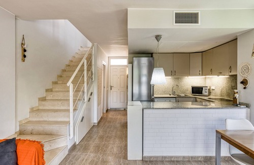 L'Escala House | Holiday Home 'Casa Con Piscina' with Mountain View, Wi-Fi and Air Conditioning