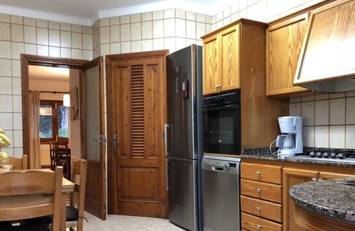 Marina Manresa House | Holiday Home Casa Coromines with Mountain View, Wi-Fi & Terrace