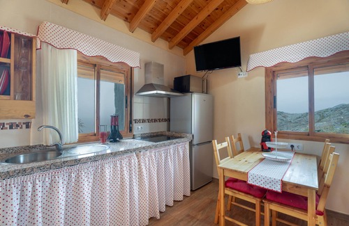 Alojera House | Holiday Home 'Casa Las Niñas' with Sea View, Private Terrace and Wi-Fi