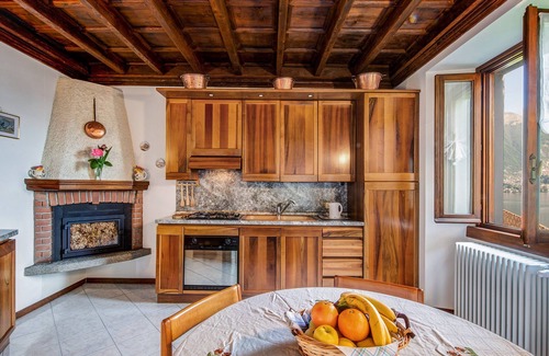 Lezzeno House | Holiday Home 'Casa Mocchetti' with Lake View, Garden & Wi-Fi