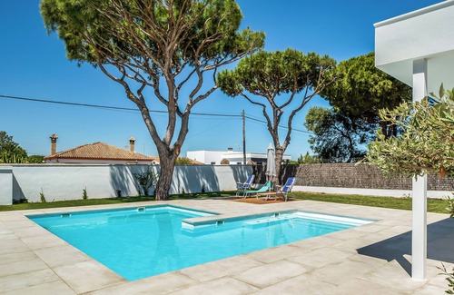 Conil de la Frontera House | Holiday Home "Casa Robert" with Pool, Garden and Wi-Fi