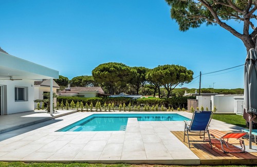 Conil de la Frontera House | Holiday Home "Casa Robert" with Pool, Garden and Wi-Fi