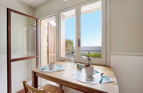 Ospedaletti House | Holiday Home 'Casa Salviamare' with Sea View, Pool & Terrace