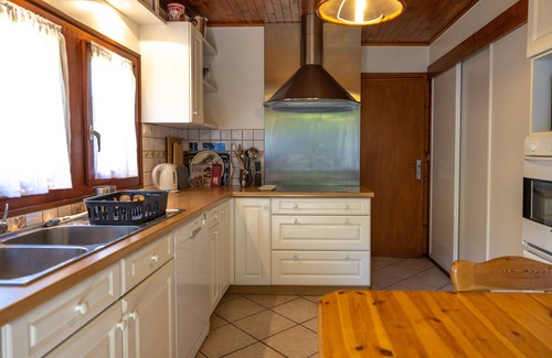Les Houches Ski Chalet | Holiday Home 'Chalet Le Margouillat' with Mountain View, Terrace & Wi-Fi