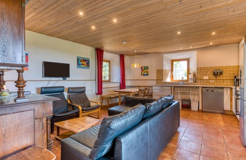 Aspiran House | Holiday Home 'Citron' with Shared Pool, Private Garden and Wi-Fi