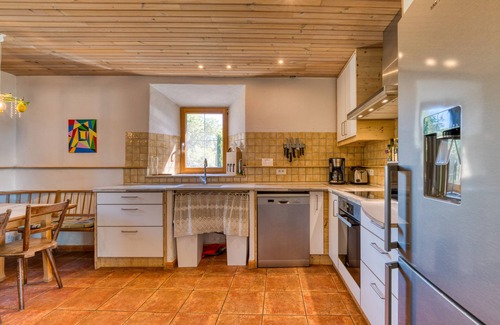 Aspiran House | Holiday Home 'Citron' with Shared Pool, Private Garden and Wi-Fi