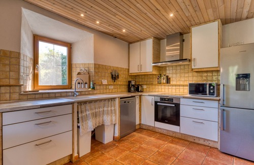 Aspiran House | Holiday Home 'Citron' with Shared Pool, Private Garden and Wi-Fi