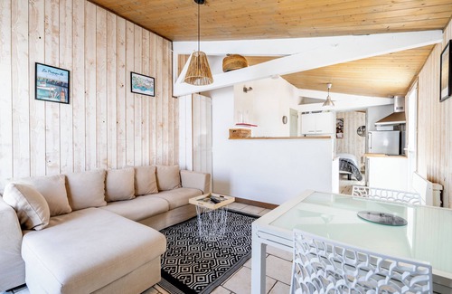 La Faute-sur-Mer House | Holiday Home "De Pêcheur Au Calme" with Private Terrace, Private Garden and Wi-Fi